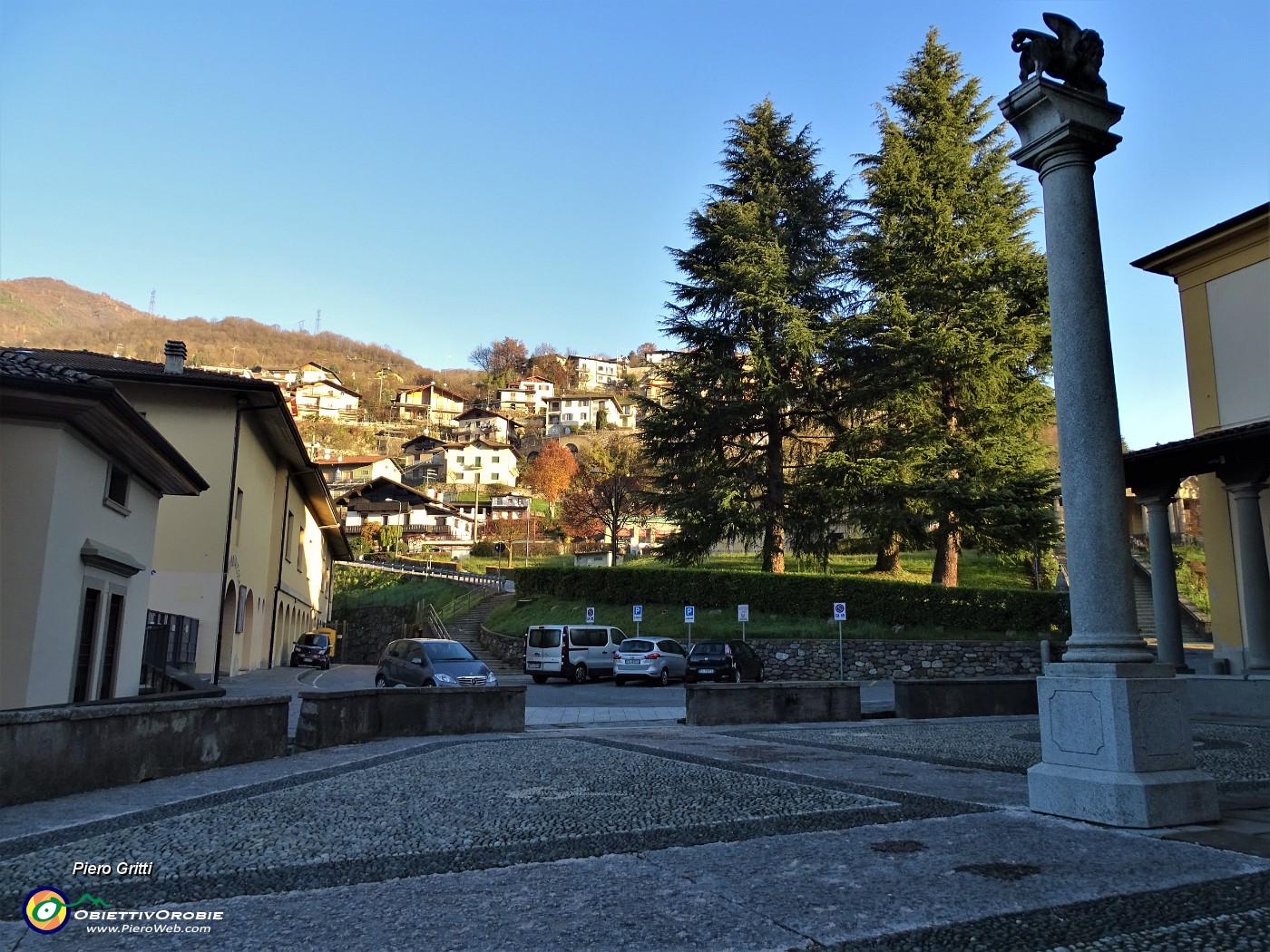 10 Dal sagrato salgo e oltrepasso il cimitero.... .JPG